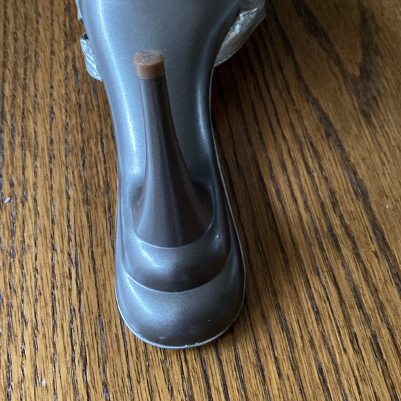 VINTAGE SILVER  HEELS . Approx size 9-10 . - Picture 9 of 16